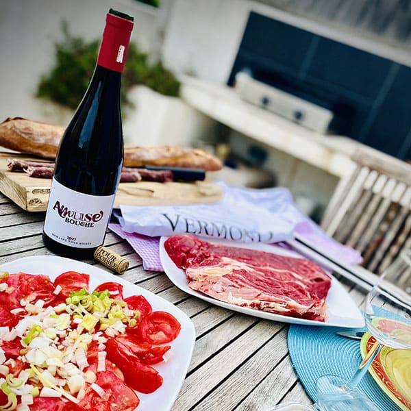 le repas sur la terrasse de la maison de parrain en vacances