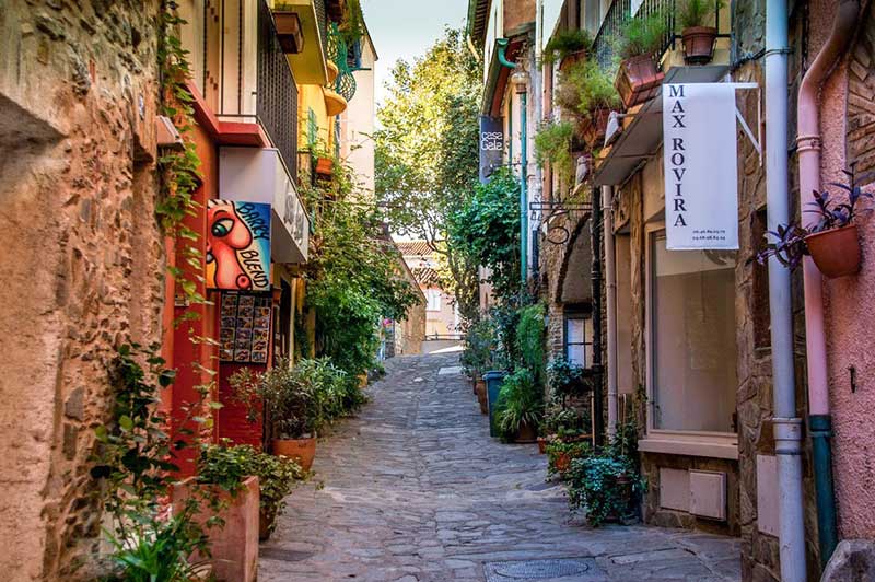 découvrez Les ruelles pittoresques et colorées de Collioure 