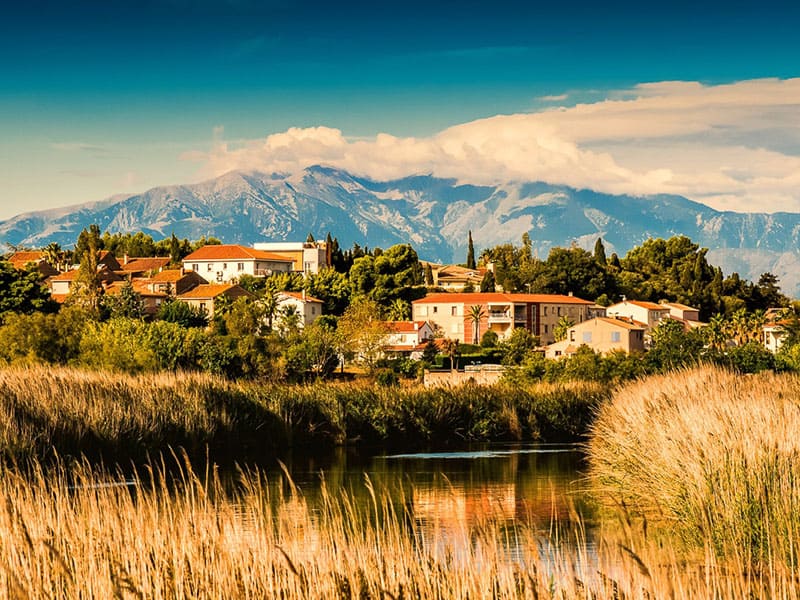 village-saint-nazaire-vue-de-l-etang-canigou