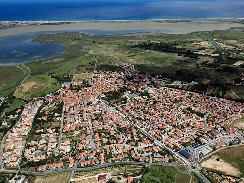 La vue aerienne du village de Saint Nazaire en roussillon 